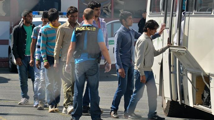 Na dálnici D5 na Tachovsku zadržela 31. července dopoledne policie nákladní auto s běženci. Na snímku nastupují do přistaveného autobusu.