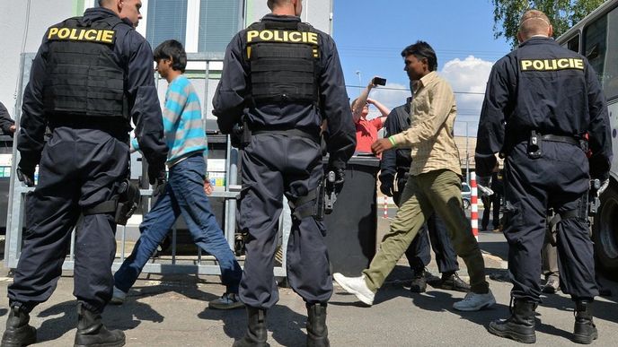 Na dálnici D5 na Tachovsku zadržela 31. července dopoledne policie nákladní automobil s několika desítkami běženců. Maďarský řidič převážel v nákladním prostoru auta 76 lidí, z toho 23 dětí. Na snímku jsou na pobočce cizinecké policie v Plzni.