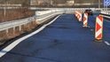Na dálničních mostech v Ostravě se v polovině loňského roku objevily trhliny způsobené pnutím stavby, mostní podpěry se podle ŘSD pohybují nerovnoměrně a ložiska jsou vysunutá mimo přípustné meze.