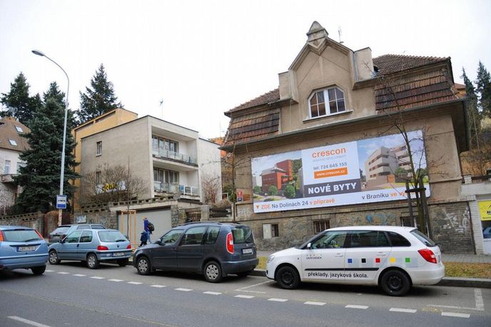 Na Dolinách 24. Na luxusní bydlení lákají zavedené
realitní společnosti Crescon a PSJ. Vilku brzy nahradí
bytový dům s osmi byty o dispozicích 4+kk a 5+kk
a podzemními garážemi se 14 parkovacími místy