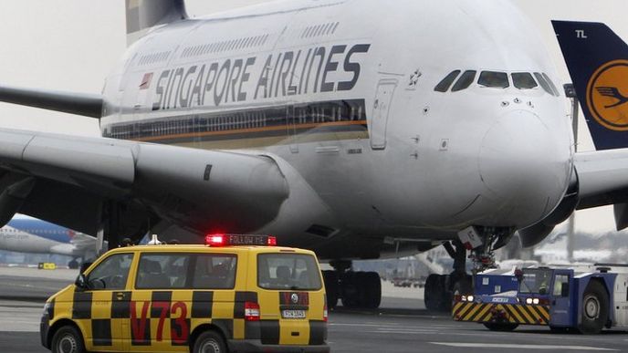 Na Frankfurtském letišti stojí také Airbus A380 singapurských aerolinií