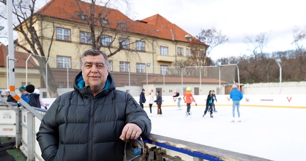 Hokejová legenda Tomáš Jelínek (60) byl správcem hřiště a v zimě měl na starosti led