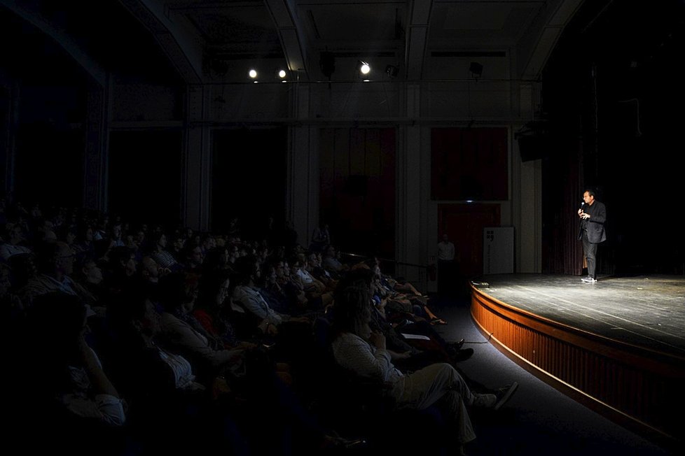 Iniciativa NA ROVINU usiluje o snížení stigmatizace a diskriminace lidí s duševním onemocněním a zlepšení přístupu lidí k duševnímu zdraví.