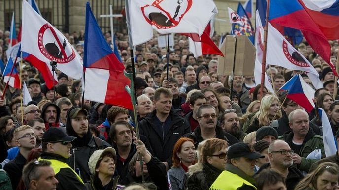 Na Hradčanském náměstí v Praze se uskutečnila demonstrace Hrozba islamizace ČR pořádaná Blokem proti islámu a hnutím Úsvit.