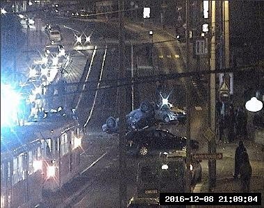 Dopravní nehoda zastavila průjezd tramvají v ulici Na Hroudě v Praze 10.