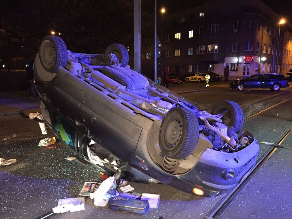 Dopravní nehoda zastavila průjezd tramvají v ulici Na Hroudě v Praze 10.