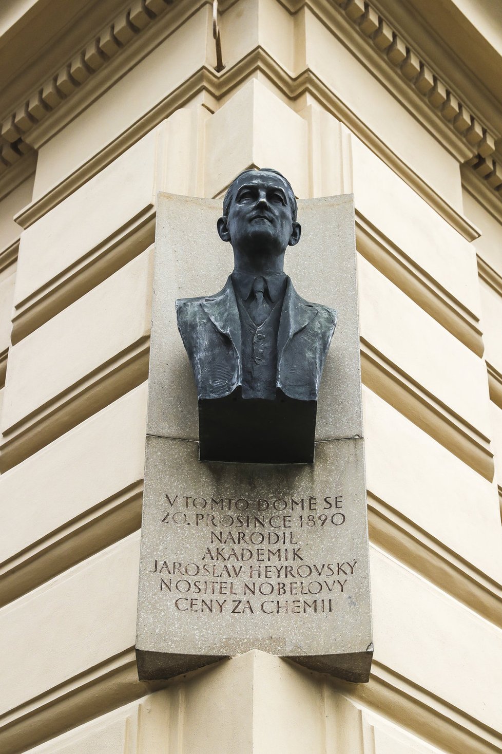 Památník Jaroslava Heyrovského, nositele Nobelovy ceny, který se v budově narodil.