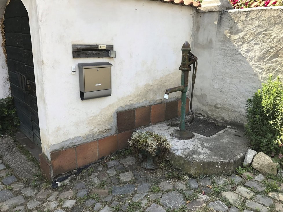 Ulička Na Kocourkách ve Střešovicích je oázou klidu. Malebností připomíná Zlatou uličku na Pražském hradě.