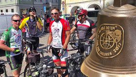 Nadace Na kole dětem nabídla do veřejné dražby speciální zvon, který pro cyklotour odlil zvonař Jan Šeda z Deštného. Výtěžek půjde na ozdravné pobyty dětí s rakovinou.