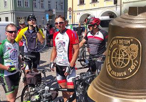 Nadace Na kole dětem nabídla do veřejné dražby speciální zvon, který pro cyklotour odlil zvonař Jan Šeda z Deštného. Výtěžek půjde na ozdravné pobyty dětí s rakovinou.
