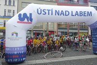 Republiku křižují cyklisté: Jedou na pomoc dětem s rakovinou