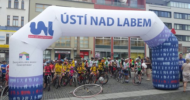 Republiku křižují cyklisté: Jedou na pomoc dětem s rakovinou