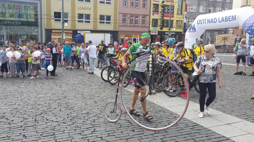 Akce Na kole dětem, která pomáhá malým pacientům s rakovinou, odstartovala ve středu v poledne z Ústí nad Labem.