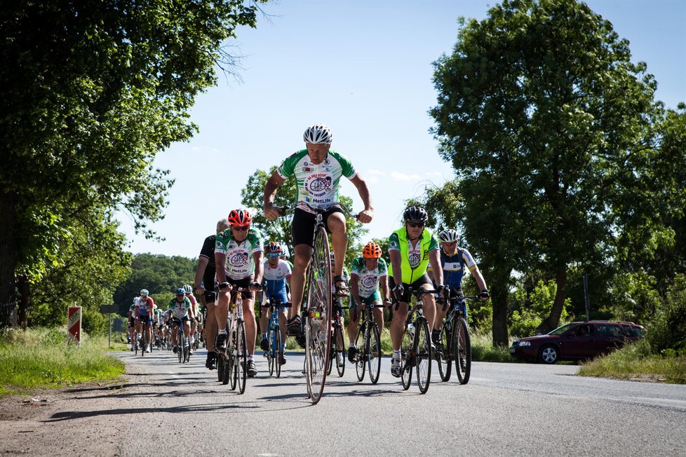 První etapa Tour na kole dětem vedla cyklisty ze Zichovce na Lounsku přes Prahu, Starou Boleslav a Benátky nad Jizerou do Mladé Boleslavi. Měřila 125 kilometrů.
