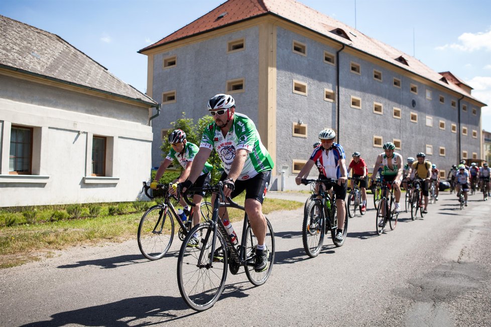 První etapa Tour na kole dětem vedla cyklisty ze Zichovce na Lounsku přes Prahu, Starou Boleslav a Benátky nad Jizerou do Mladé Boleslavi. Měřila 125 kilometrů.