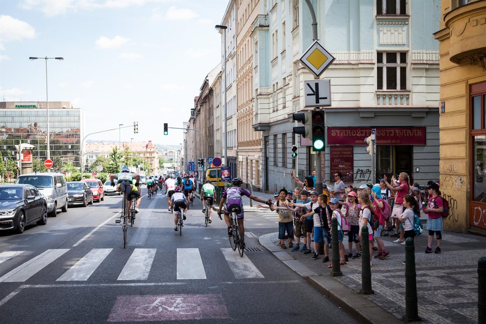 První etapa Tour na kole dětem vedla cyklisty ze Zichovce na Lounsku přes Prahu, Starou Boleslav a Benátky nad Jizerou do Mladé Boleslavi. Měřila 125 kilometrů.