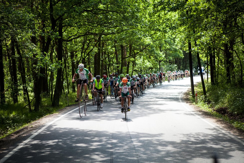 První etapa Tour na kole dětem vedla cyklisty ze Zichovce na Lounsku přes Prahu, Starou Boleslav a Benátky nad Jizerou do Mladé Boleslavi. Měřila 125 kilometrů.