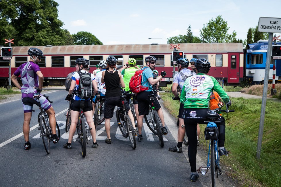 První etapa Tour na kole dětem vedla cyklisty ze Zichovce na Lounsku přes Prahu, Starou Boleslav a Benátky nad Jizerou do Mladé Boleslavi. Měřila 125 kilometrů.