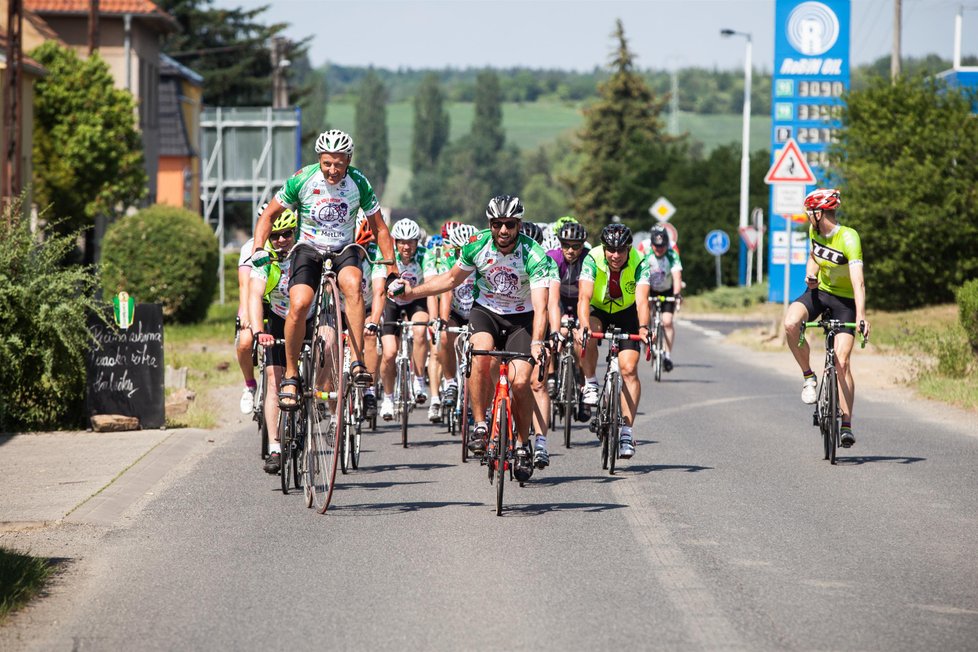 První etapa Tour na kole dětem vedla cyklisty ze Zichovce na Lounsku přes Prahu, Starou Boleslav a Benátky nad Jizerou do Mladé Boleslavi. Měřila 125 kilometrů.