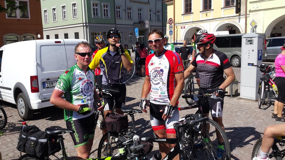 Cyklisté urazili během šesti dní 608 kilometrů, vesměs v kopcích a vedrech. Únava se začíná hlásit.