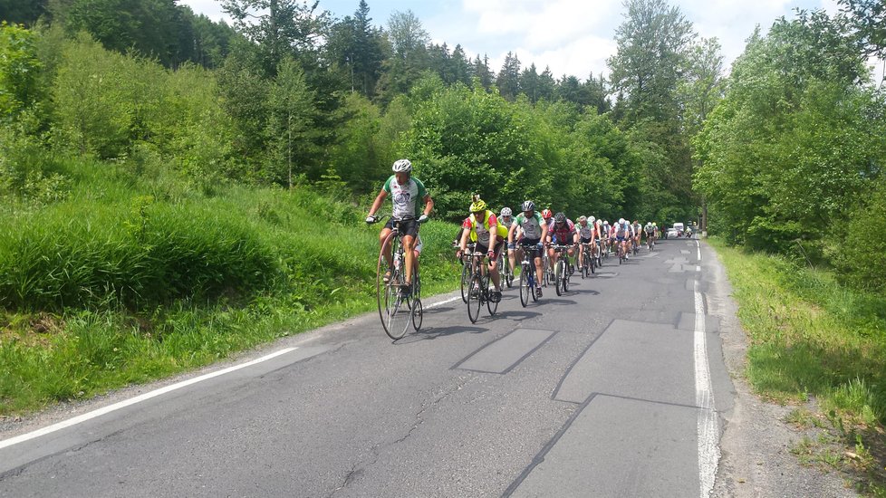 Cyklisté stoupají ze Štítů směrem na Šumperk.