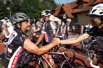 Cyklisté si v cíli etapy z Lipníku nad Bečvou do Horní Lidče navzájem děkují za vzájemnou podporu při náročné jízdě. Peloton je postavený především na vzájemném přátelství a respektu všech účastníků. Připojit se může cestou kdokoliv.