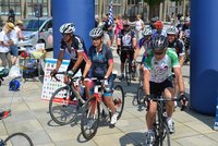 Cyklisté už zase šlapou na pomoc dětem s rakovinou: Za 11 dní objedou 66 měst