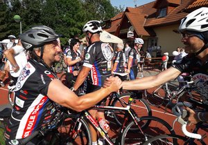 Cyklisté si v cíli etapy z Lipníku nad Bečvou do Horní Lidče navzájem děkují za vzájemnou podporu při náročné jízdě. Peloton je postavený především na vzájemném přátelství a respektu všech účastníků. Připojit se může cestou kdokoliv.