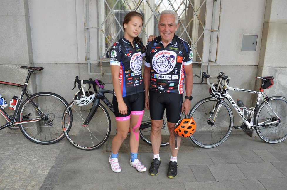 Uznávaný chirurg Pavel Pafko jezdí tour už několik let. Na snímku je s gymnazistkou Zoe Hrubošovou, jejíž otec akci založil.