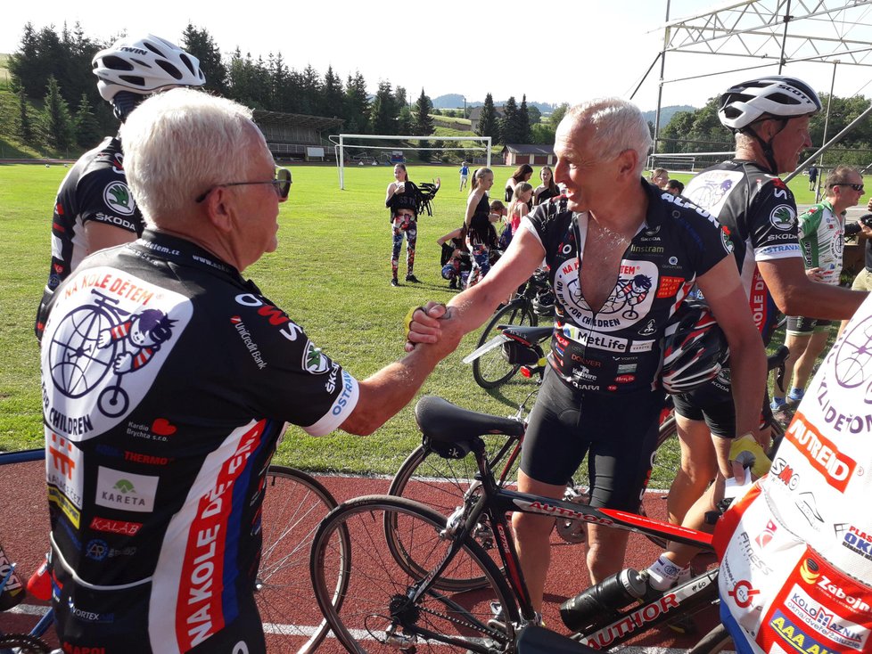 Cyklisté si v cíli etapy z Lipíku nad Bečvou do Horní Lidče navzájem děkují za vzájemnou podporu při náročné jízdě. Vlevo na snímu je lékař Jan Pirtk. Pelton je postavený předevěím na vzájemném přátelství a respektů všech účastníků. Připojit se může cestou kdokoliv.