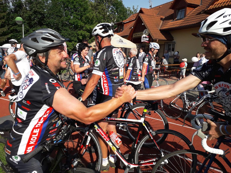 Cyklisté si v cíli etapy z Lipíku nad Bečvou do Horní Lidče navzájem děkují za vzájemnou podporu při náročné jízdě. Pelton je postavený předevěím na vzájemném přátelství a respektů všech účastníků. Připojit se může cestou kdokoliv.