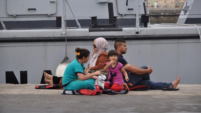 Na Kos denně připlouvá několik stovek migrantů z jen několik kilometrů vzdáleného pobřeží Turecka, jde převážně o jednotlivce i celé rodiny ze Sýrie.