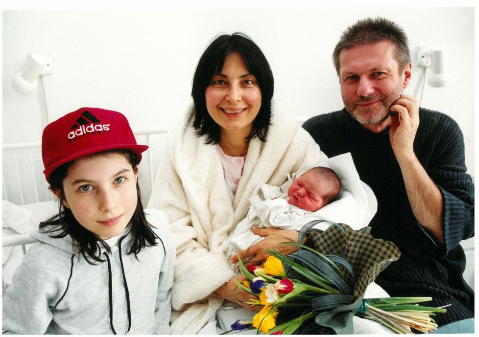 S rodiči Zorou Jandovou, Zdenkem Mertou a právě narozenou sestřičkou Esther. 