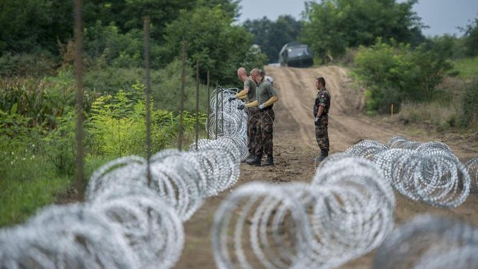 Na maďarské hranici je kvůli migrantům ostnatý drát