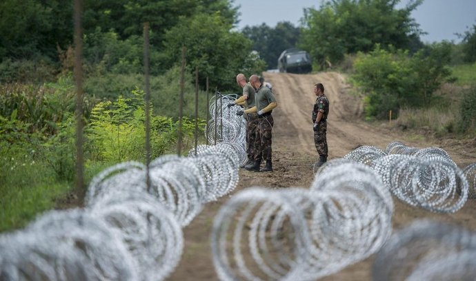 Na maďarské hranici je kvůli migrantům ostnatý drát