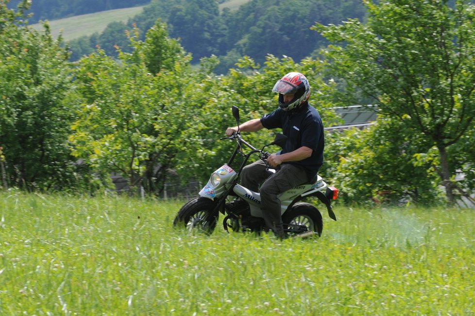 Na minimotorce do Pamíru