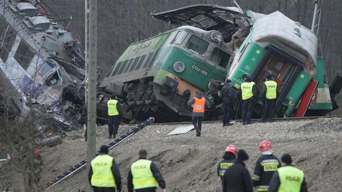 Na místě zasahuje více než 400 hasičů a zhruba 100 policistů, raněné odvážely sanitky a povolány byly dva vrtulníky letecké záchranné služby. V obou vlacích, které měly dohromady 11 vagonů, cestovalo kolem 350 lidí.