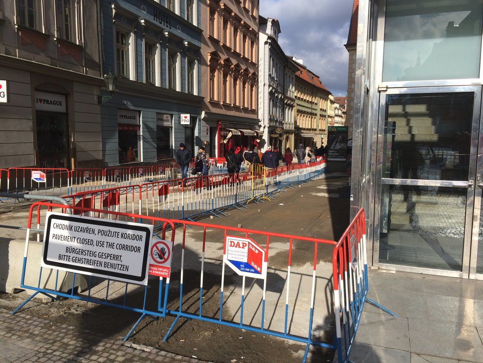 Chodce vespod Václavského náměstí čeká nemilé překvapení. Do konce března se tam opravuje chodník.