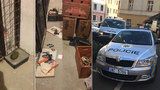 Policejní manévry v Praze 5: Střelné zbraně i granát se ukrývaly ve sklepě! Na místo musel pyrotechnik