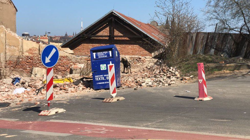 Na zhruba čtyřicetiletého muže se v ulici Na Neklance v Praze zřítila zeď, na místě zemřel.