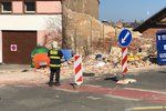 Na zhruba čtyřicetiletého muže se v ulici Na Neklance v Praze zřítila zeď, na místě zemřel.