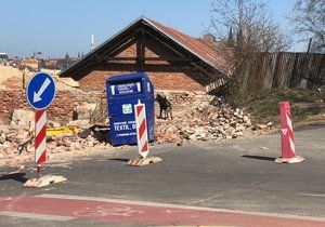 Na zhruba čtyřicetiletého muže se v ulici Na Neklance v Praze zřítila zeď, na místě zemřel.
