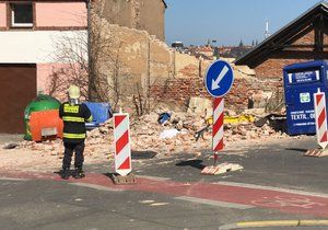 Na zhruba čtyřicetiletého muže se v ulici Na Neklance v Praze zřítila zeď, na místě zemřel.