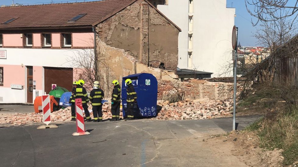 Na zhruba čtyřicetiletého muže se v ulici Na Neklance v Praze zřítila zeď, na místě zemřel.