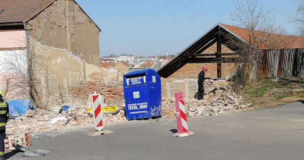 Na zhruba čtyřicetiletého muže se v ulici Na Neklance v Praze zřítila zeď, na místě zemřel.