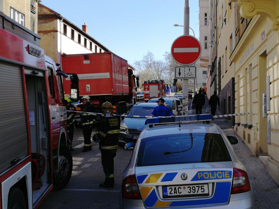 Na zhruba čtyřicetiletého muže se v ulici Na Neklance v Praze zřítila zeď, na místě zemřel.