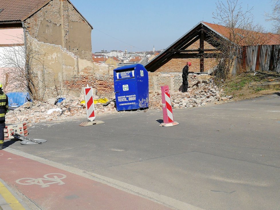 Na zhruba čtyřicetiletého muže se v ulici Na Neklance v Praze zřítila zeď, na místě zemřel.