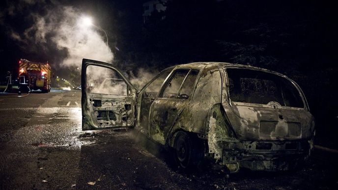 Na pařížských předměstích během víkendových nepokojů shořely desítky aut