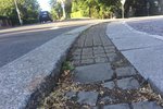 V Újezdu u Průhonic měla proběhnout oprava tří chodníků. Nenašel se však nikdo, kdo by ji měl provést. (ilustrační foto)
