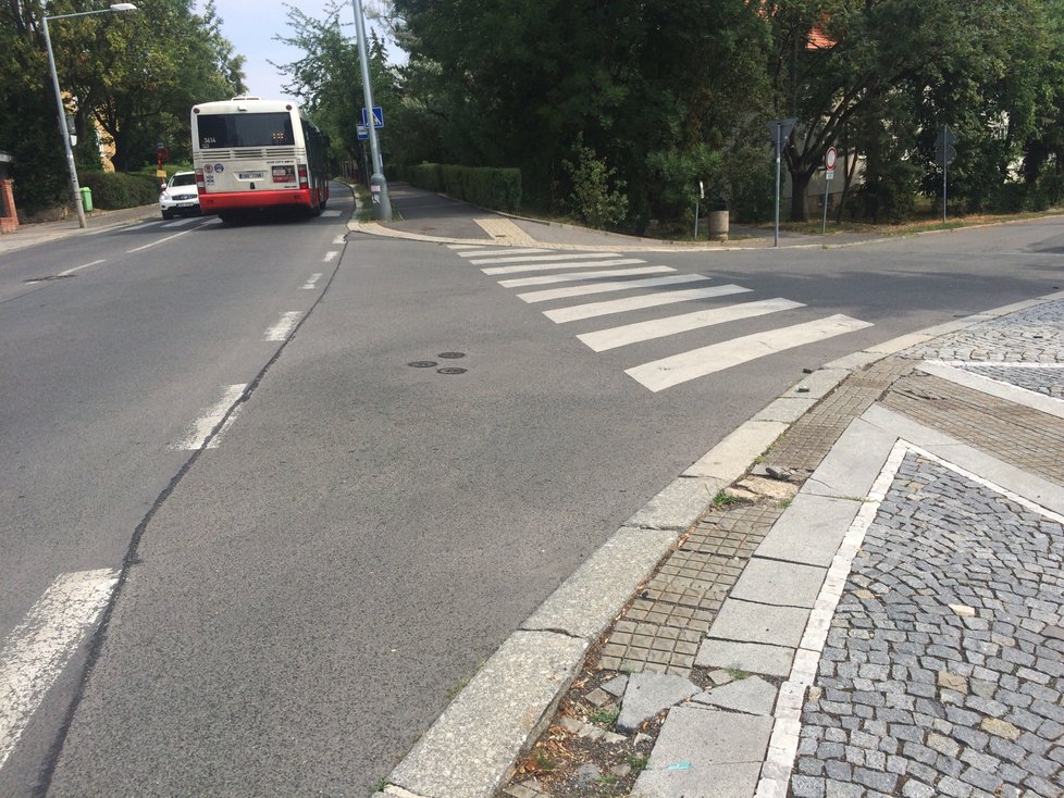 Ulice Na pískách je důležitou dopravní tepnou Hanspaulky. Denně skrze ní projíždí značné množství vozidel včetně dvou denních autobusových linek.